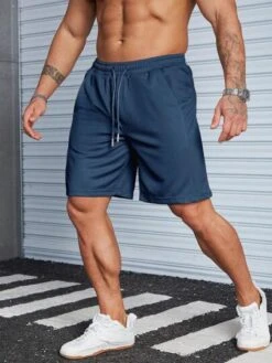 Manfinity Homme Men Solid Drawstring Waist Shorts