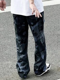 Manfinity EMRG Men Camo Print Flap Pocket Side Cargo Pants