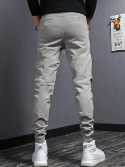 Manfinity Hypemode Men Solid Slant Pocket Pants